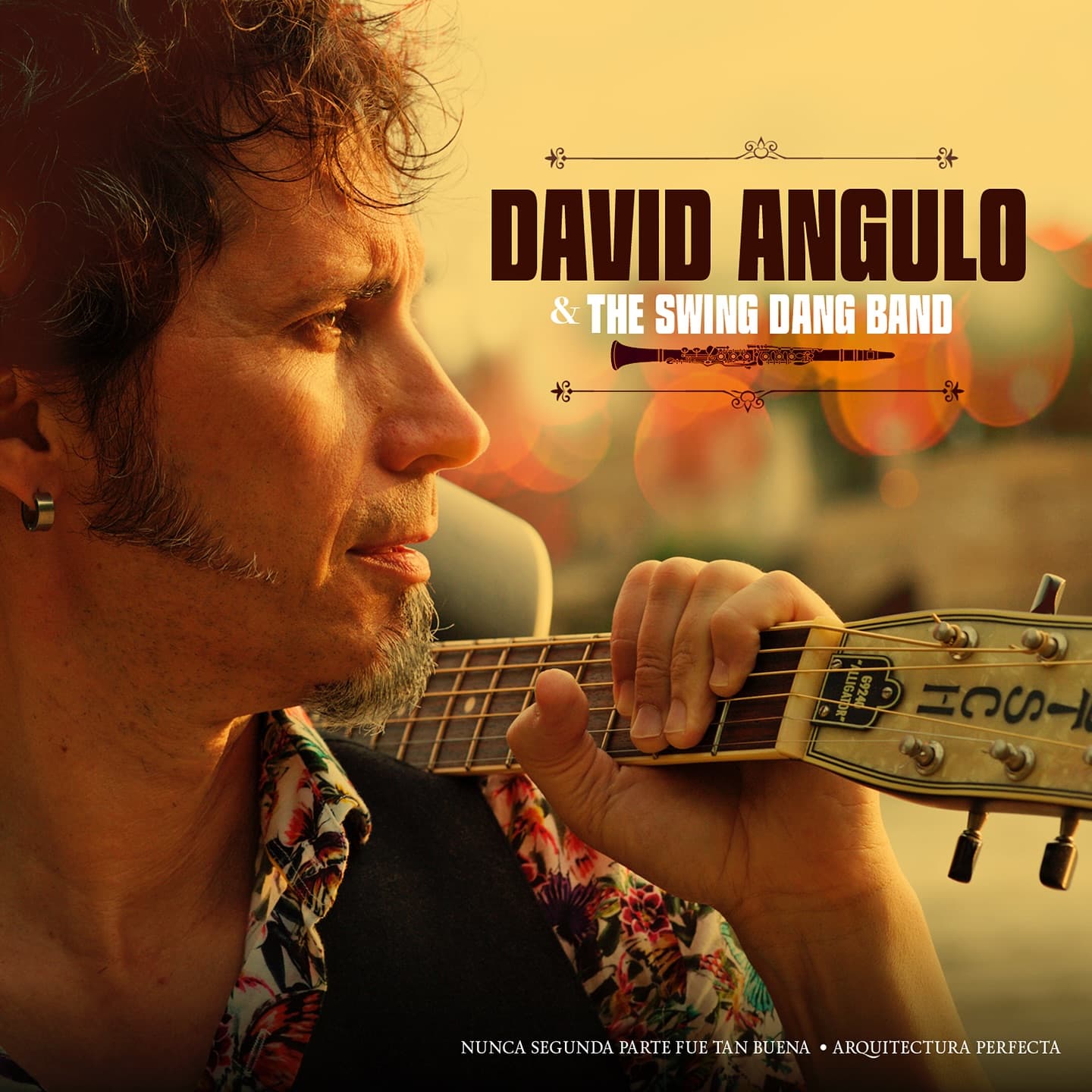 David Angulo hält eine Gitarre über der Schulter im warmen Abendlicht für sein Albumcover.